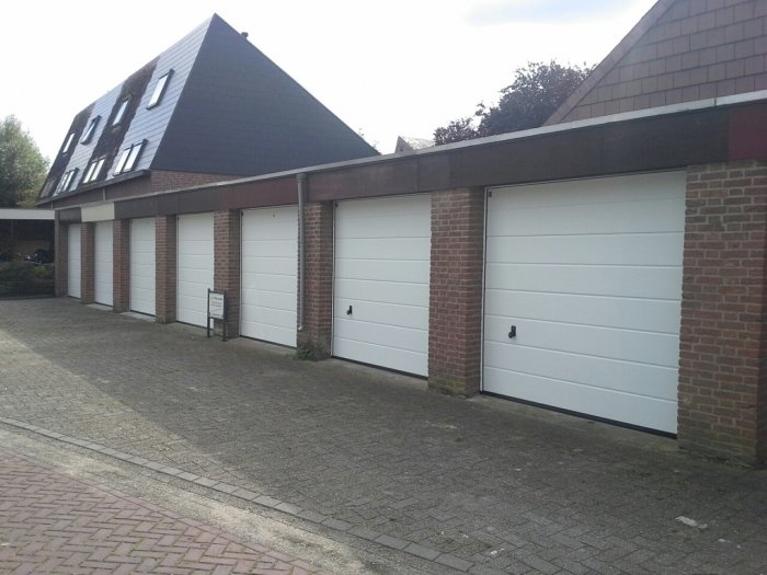 Sterk-Deur-en-Techniek-garageboxen-voorzien-van-witte-sectionaal-garagedeuren