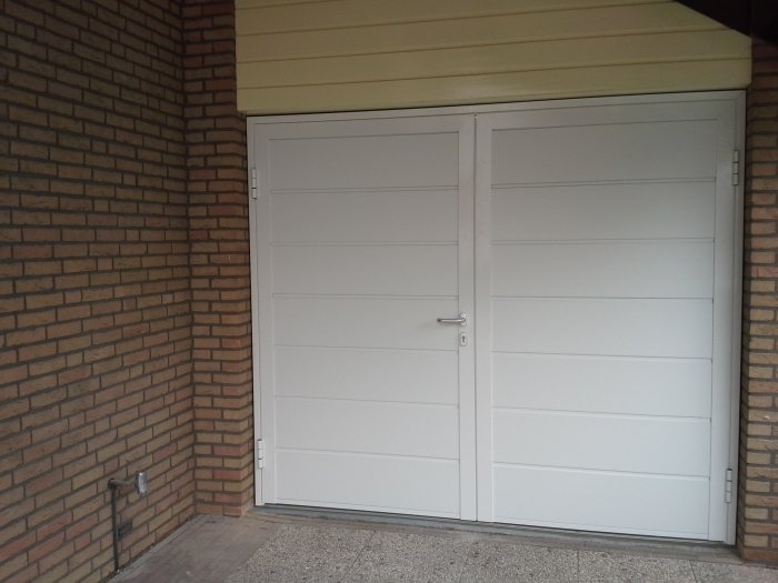 Sterk-Deur-en-Techniek-garagedeuren-openslaande-deuren-garage