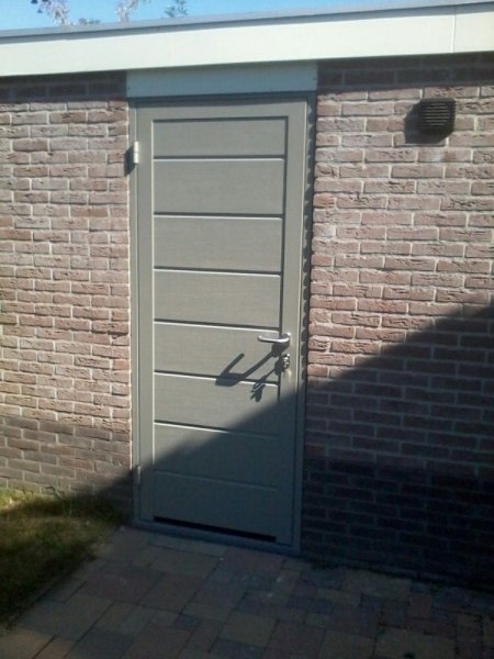 Sterk-vof-deur-en-techniek-garagedeuren-grijze-deur-met-slot-voor-garage