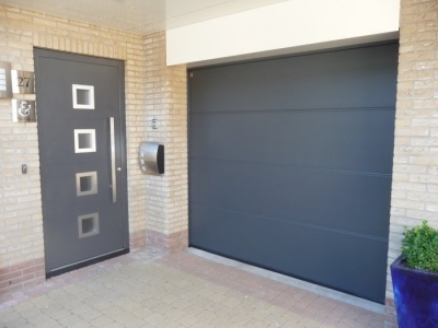 Sterk-Deur-en-Techniek-garagedeuren-sectionaaldeur-met-bijpassende-voordeur